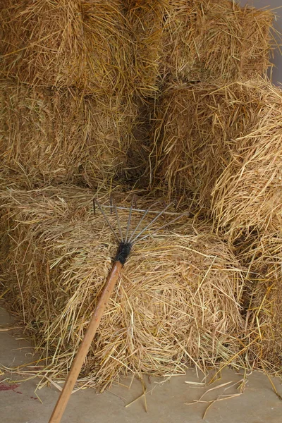 Heuballen mit Werkzeug — Stockfoto