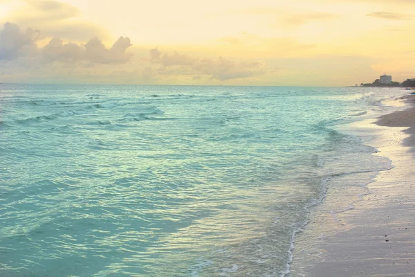 Beach and tropical sea — Stock Photo, Image