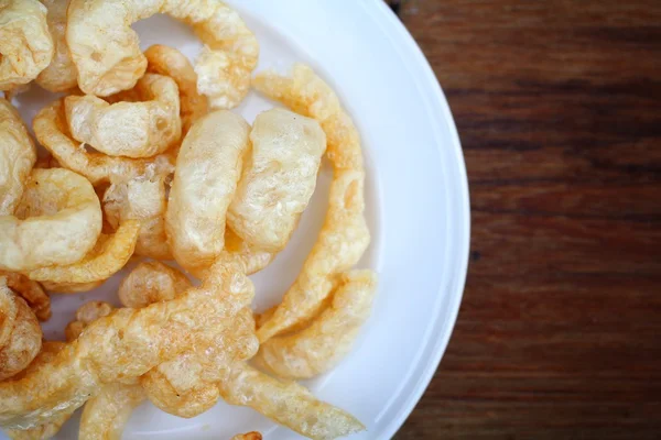 Pele de porco frita em madeira — Fotografia de Stock