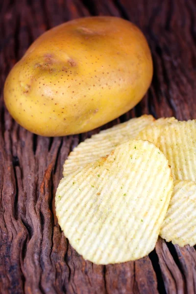Potatischips och färsk potatis — Stockfoto