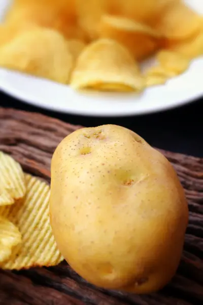 Batatas fritas e batata fresca — Fotografia de Stock