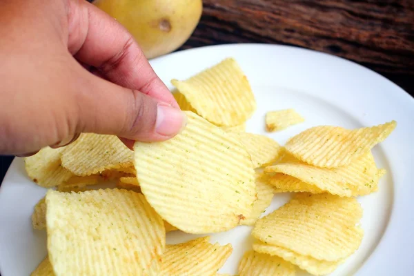 Potatischips och färsk potatis — Stockfoto