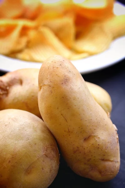 Batatas fritas e batata fresca — Fotografia de Stock