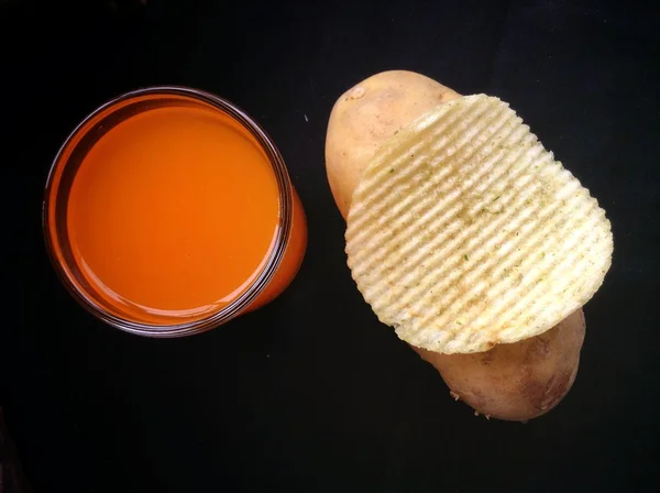 Kartoffelchips und frische Kartoffeln — Stockfoto