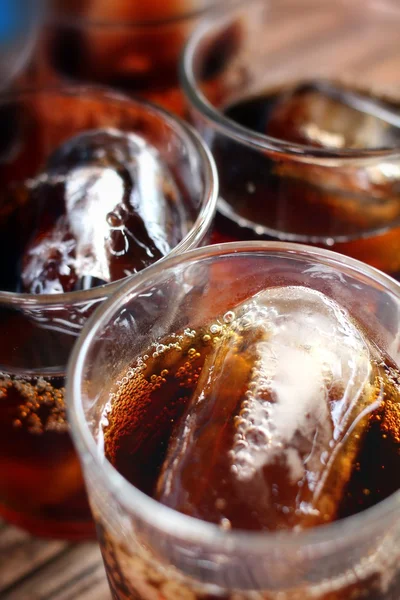 Hälla ett glas cola med is — Stockfoto