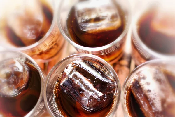 Tuangkan segelas cola dengan es — Stok Foto