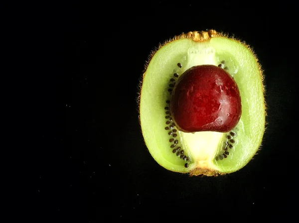 Kiwi fruite and cherry — Stock Photo, Image
