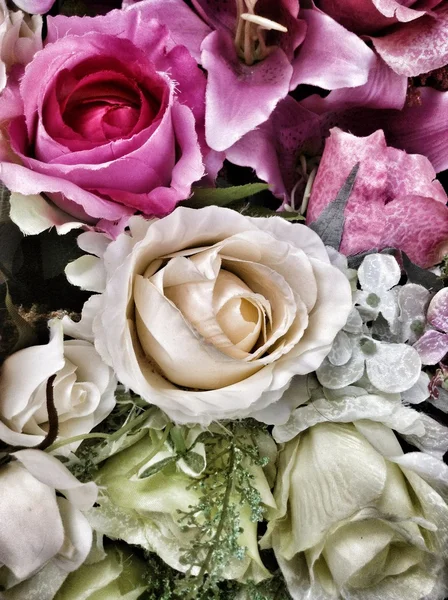 Роза зі штучних квітів — стокове фото