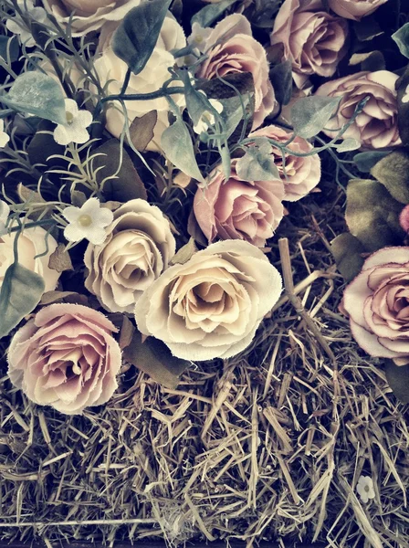 Роза зі штучних квітів — стокове фото