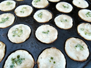 Hindistan cevizi sütü karıştırın şeker ve un