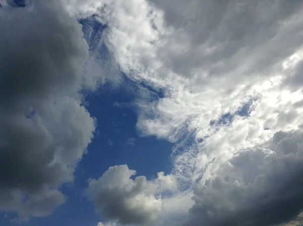 Бушующие облака весной — стоковое фото