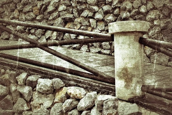 Schody i Kamień ściana — Zdjęcie stockowe