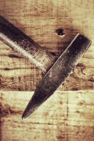 Hammer on wood — Stock Photo, Image