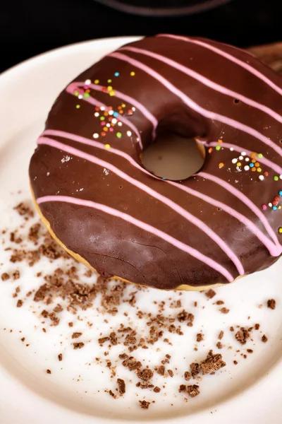 Chocolade en aardbei donuts — Stockfoto