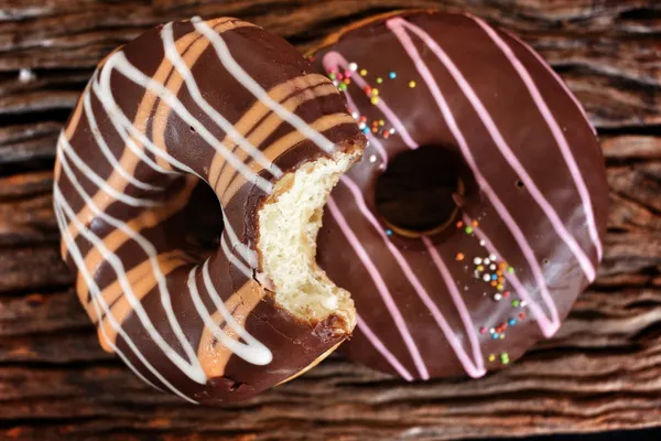 Chocolade en aardbei donuts — Stockfoto