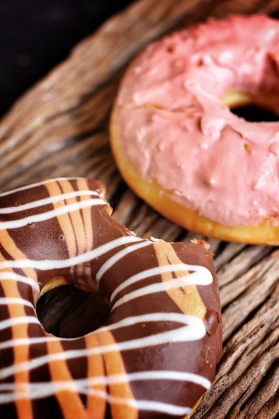 Chocolade en aardbei donuts — Stockfoto