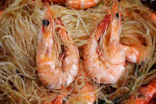 Camarones con vermicelli — Foto de Stock