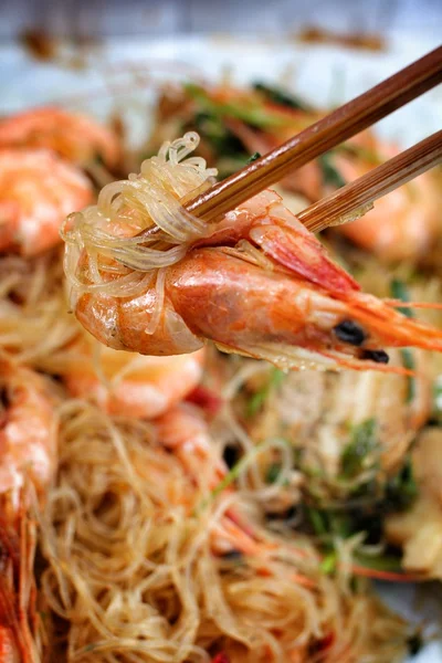 Camarones con vermicelli — Foto de Stock