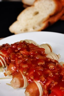 spagetti ve domates sosu.