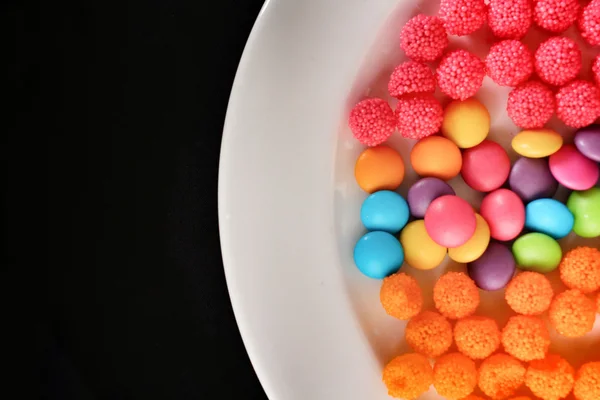 Смешанные красочные конфеты — стоковое фото