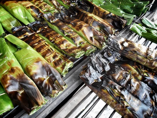 Klebriger Reis in Bananenblätter gewickelt — Stockfoto