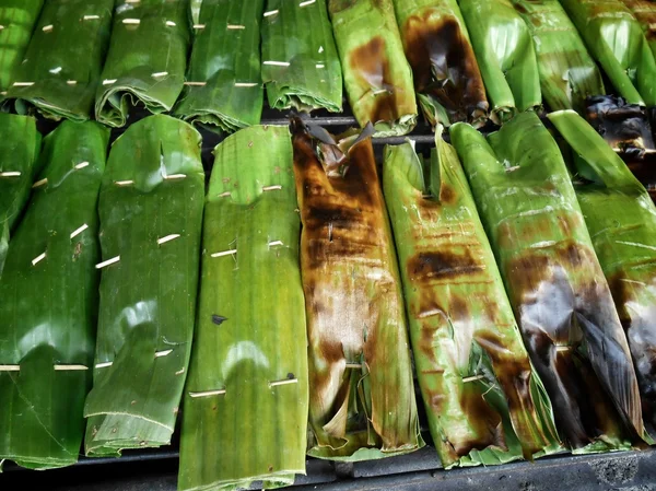 Липкий рис, завернутый в банановые листья — стоковое фото