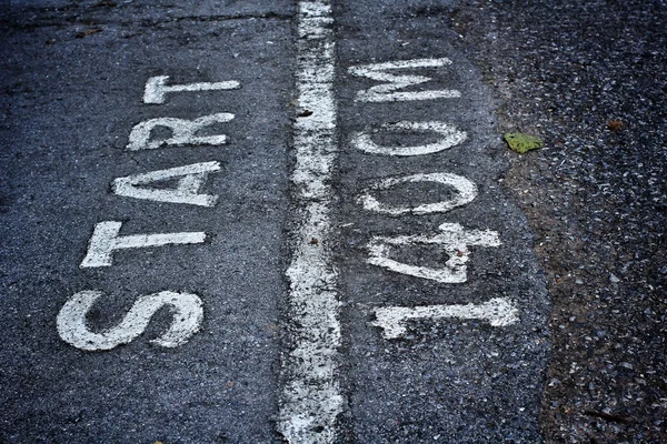 Estrada de asfalto com sinal de início — Fotografia de Stock
