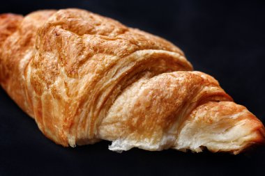 Taze pişmiş kruvasan.