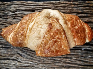 Taze pişmiş kruvasan.
