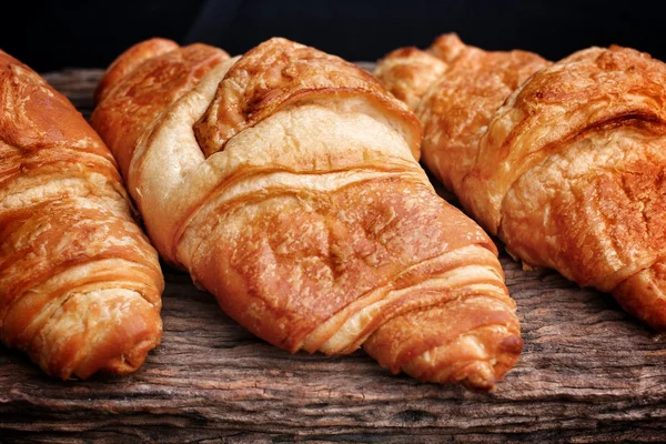 Croissants frais cuits au four — Photo