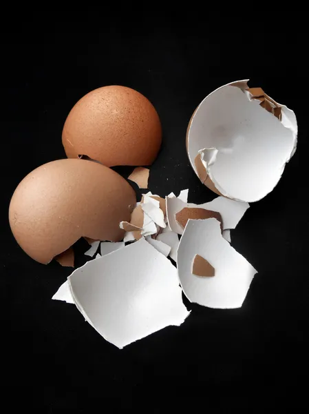 Bliska skorupki jaj na czarnym tle — Zdjęcie stockowe