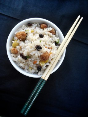 Soya proteini ile kızarmış pilav