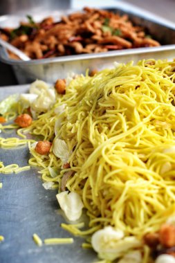 Soya proteini ile tavada kızartılmış Çin eriştesi