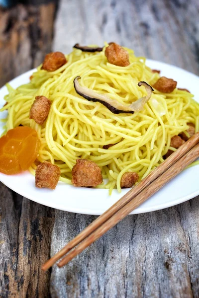 Fideos chinos fritos con proteína de soja — Foto de Stock