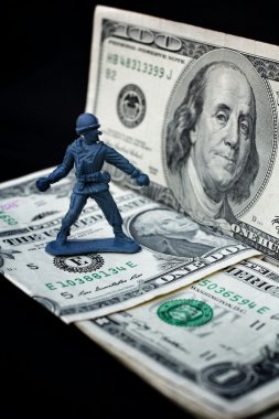dolar ile duran oyuncak asker