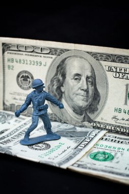 dolar ile duran oyuncak asker