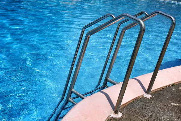 Uchopit tyče žebřík v bazénu — Stock fotografie