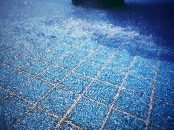 青いプール水の波紋 — ストック写真