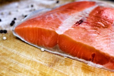 Baharatlı taze somon.