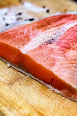 Baharatlı taze somon.