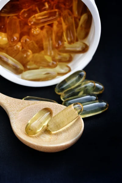 Cápsulas de óleo de fígado de bacalhau — Fotografia de Stock