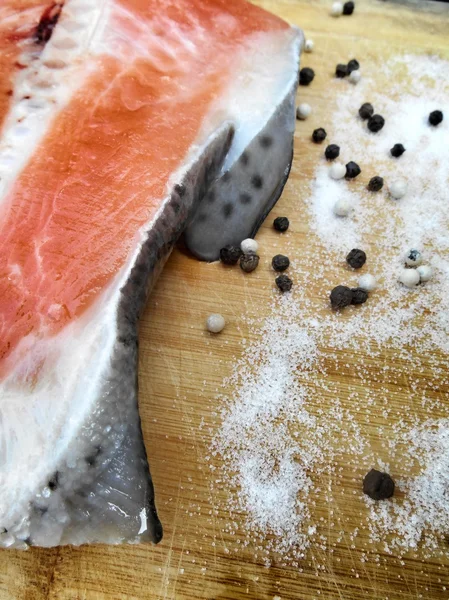 Свежий лосось со специями — стоковое фото