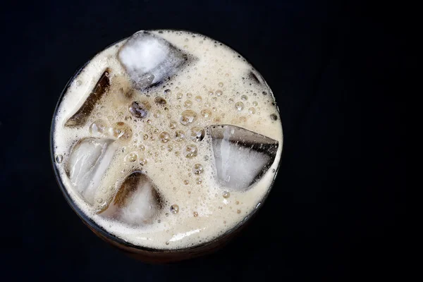 Cola com cubos de gelo — Fotografia de Stock