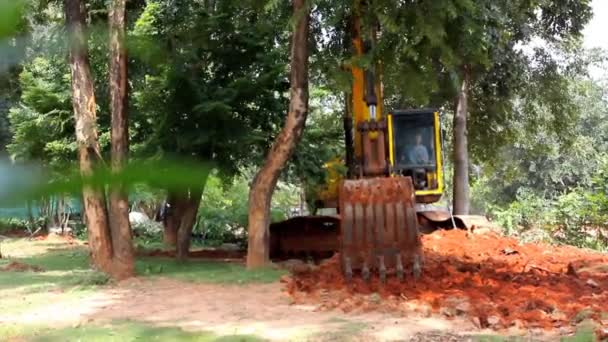 Máquina carregadora de rodas descarregando areia — Vídeo de Stock