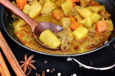 Hint köri ve baharatlar.