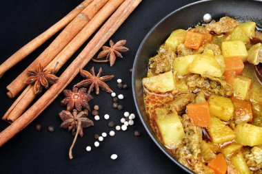 Hint köri ve baharatlar.