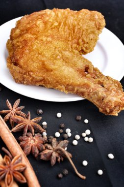 kızarmış tavuk ve baharatlar.