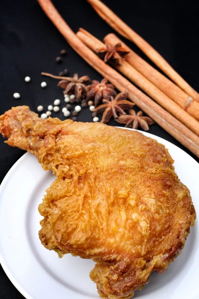 Smażonego kurczaka, przyprawy. — Zdjęcie stockowe