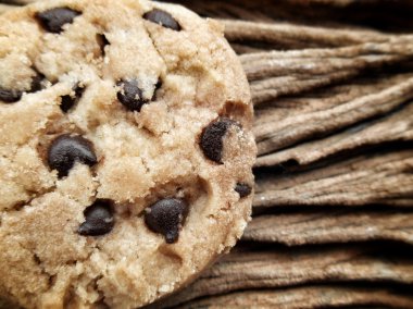 Çikolata parçacıklı kurabiye.