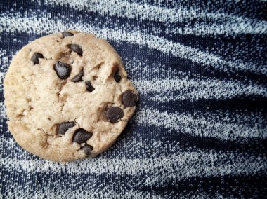 Çikolata parçacıklı kurabiye.